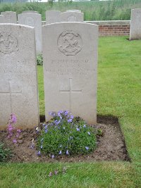 Peronne Road Cemetery Maricourt - Davis, G