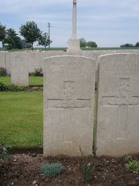 Peronne Road Cemetery Maricourt - Makin, R