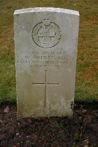 Aval Wood Military Cemetery Vieux-Berquin - White, W