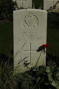 Harlebeke New British Cemetery - Daniel, E