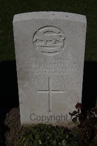 Ypres Reservoir Cemetery - Tolton, L
