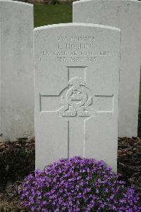 Bailleul Communal Cemetery Extension (Nord) - Hoskins, L