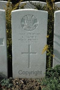Bailleul Communal Cemetery Extension (Nord) - James, T