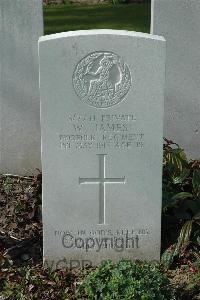 Bailleul Communal Cemetery Extension (Nord) - James, William