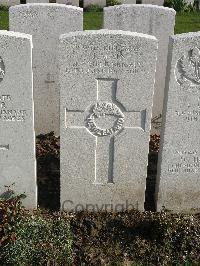 Bailleul Communal Cemetery Extension (Nord) - Main, James