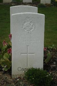 Bailleul Communal Cemetery Extension (Nord) - Munday, F