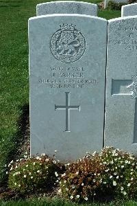 Bailleul Communal Cemetery Extension (Nord) - Parker, J