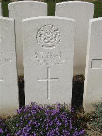 Bailleul Communal Cemetery Extension (Nord) - Peake, E T