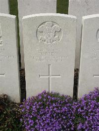 Bailleul Communal Cemetery Extension (Nord) - Press, H