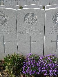 Bailleul Communal Cemetery Extension (Nord) - Preston, Roderick William