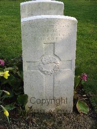 Bailleul Communal Cemetery Extension (Nord) - Short, James