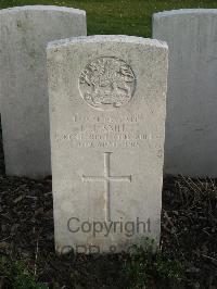 Bailleul Communal Cemetery Extension (Nord) - Smith, L J
