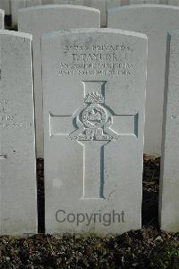 Bailleul Communal Cemetery Extension (Nord) - Taylor, T