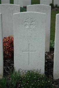 Bailleul Communal Cemetery Extension (Nord) - Walkom, J A