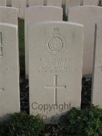 Bailleul Communal Cemetery Extension (Nord) - White, F