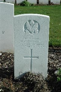 Bailleul Communal Cemetery Extension (Nord) - White, G C W