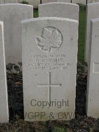 Bailleul Communal Cemetery Extension (Nord) - White, G P