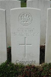 Bailleul Communal Cemetery Extension (Nord) - White, W E