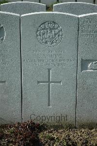 Bailleul Communal Cemetery Extension (Nord) - Young, E