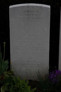 Bailleul Communal Cemetery (Nord) - Adams, W