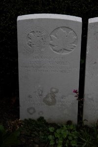 Bailleul Communal Cemetery (Nord) - Arnold, James