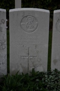 Bailleul Communal Cemetery (Nord) - Moran, J