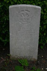Esnes Communal Cemetery - Becket, A T