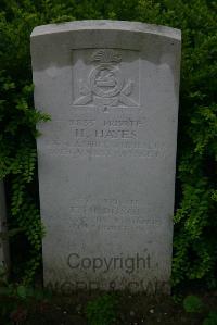 Esnes Communal Cemetery - Hodgson, T
