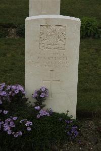 Philosophe British Cemetery Mazingarbe - Barnett, W J