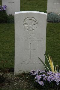 Philosophe British Cemetery Mazingarbe - Bond, J