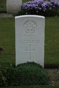 Philosophe British Cemetery Mazingarbe - Cairns, R