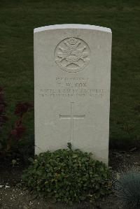 Philosophe British Cemetery Mazingarbe - Cox, Thomas William