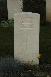 Philosophe British Cemetery Mazingarbe - Fox, Frank