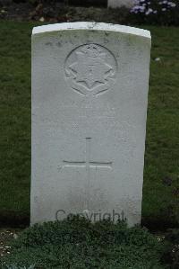Philosophe British Cemetery Mazingarbe - Gilbert, T