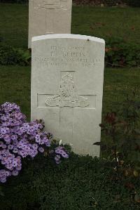 Philosophe British Cemetery Mazingarbe - Griffin, E J