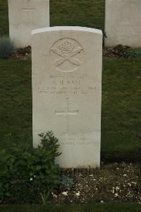 Philosophe British Cemetery Mazingarbe - Hall, G H