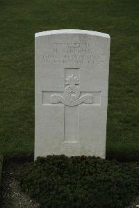 Philosophe British Cemetery Mazingarbe - Hennessey, P