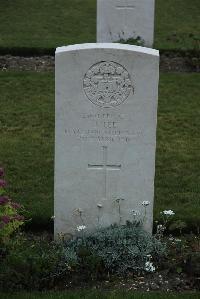 Philosophe British Cemetery Mazingarbe - Lee, J