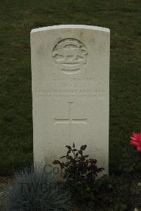 Philosophe British Cemetery Mazingarbe - Lovett, T