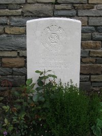 Honnechy British Cemetery - Bates, W