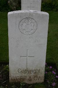 Lillers Communal Cemetery - Forbes, Douglas Tulloch
