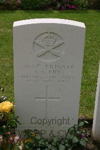 Lillers Communal Cemetery - Fry, Frederick Swinford