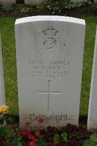 Lillers Communal Cemetery - Hicks, Harry Nelson