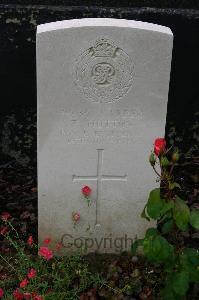 Lillers Communal Cemetery - Hutton, T