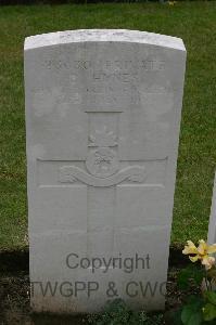 Lillers Communal Cemetery - Hynes, B