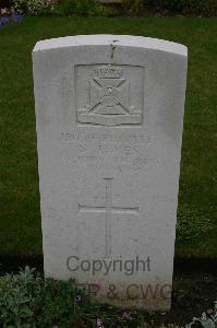 Lillers Communal Cemetery - James, S