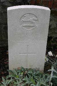 Lillers Communal Cemetery - Jones, A