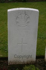 Lillers Communal Cemetery - Land, Fred