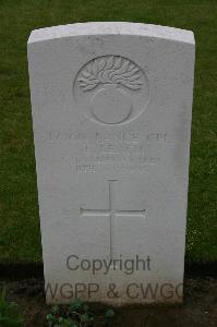 Lillers Communal Cemetery - Leach, T