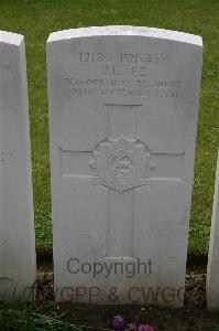 Lillers Communal Cemetery - Lee, J E